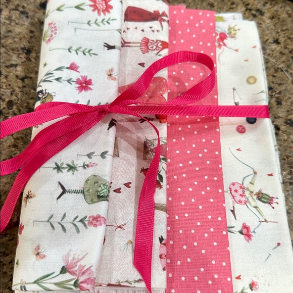 Floral and Heart Patterned Fabric Bundle of 4 Fat Quarters by Eillow Cottage - Picture 1 of 10